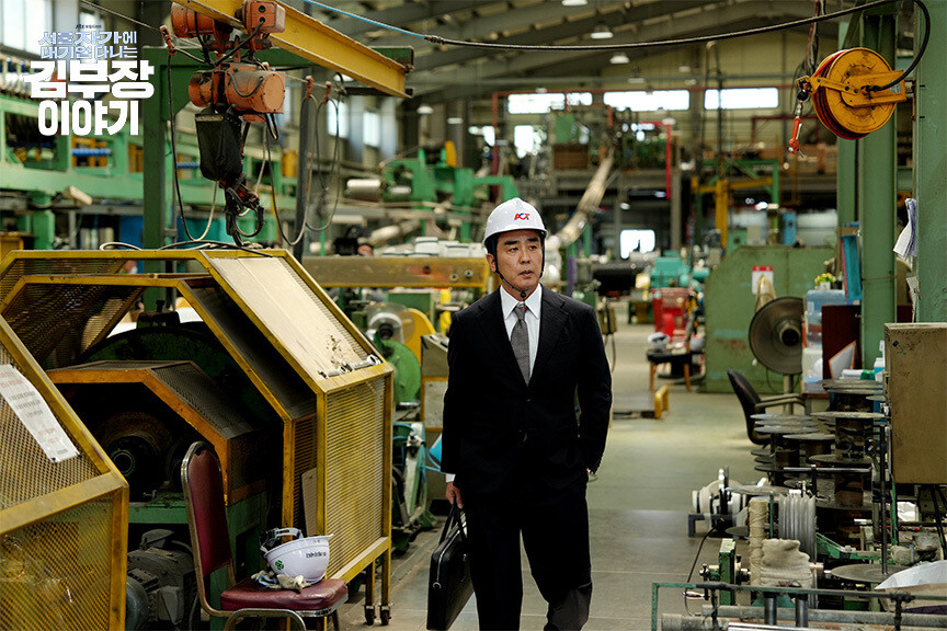 드라마 ‘김부장’은 대기업 25년차 부장이라는 직위를 끊임없이 되뇌며 자기암시를 하는 김낙수 부장이 ‘신분의 정점’에서 낙하하는 궤적을 그린다. 제이티비시(jtbc) 제공