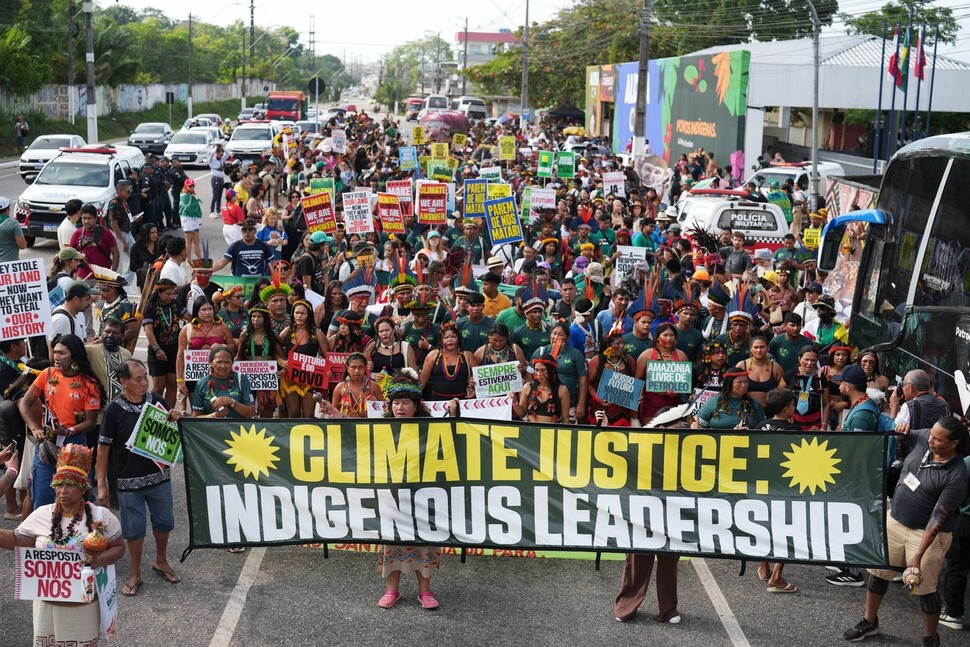 지난 17일(현지시각) 브라질 벨렝에서 원주민들이 기후정의를 요구하며 시위하고 있다. 벨렝/AP 연합뉴스