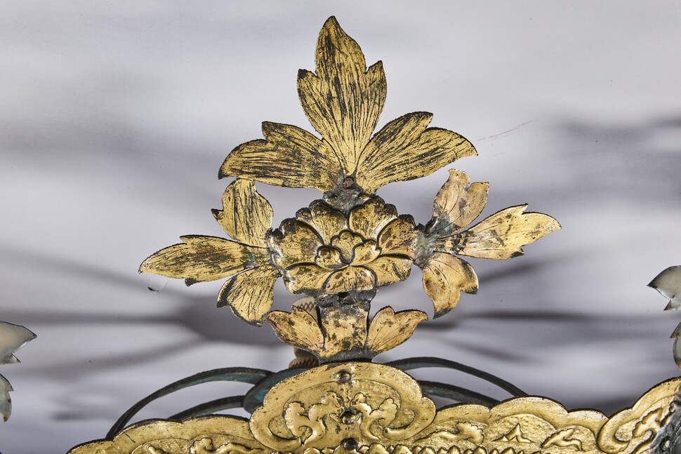 월정사 탑 맨 위 상륜부 금속장엄물인 팔각형 덮개판 보개의 모란꽃 돌출장식 세부. 월정사 성보박물관 제공