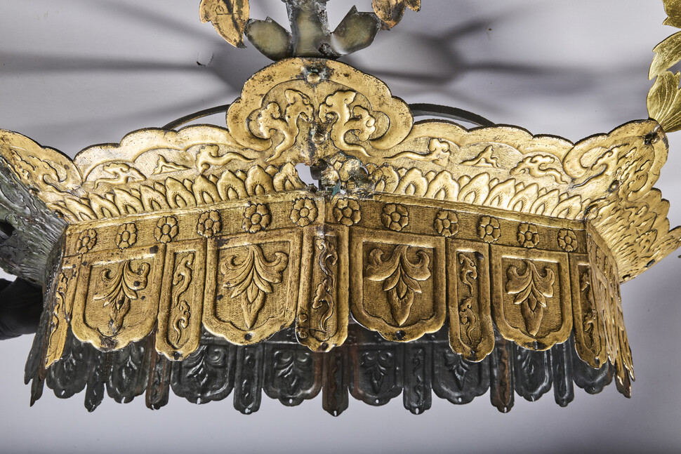 월정사 석탑 상륜부 금속 장엄물 핵심인 보개의 표면 세부. 팔메트 혹은 여의두문으로 불리우는 고사리 모양의 무늬와 구름무늬, 연꽃·산의 무늬 등이 두들겨 모양을 낸 타출기법으로 표현됐다. 월정사 성보박물관 제공