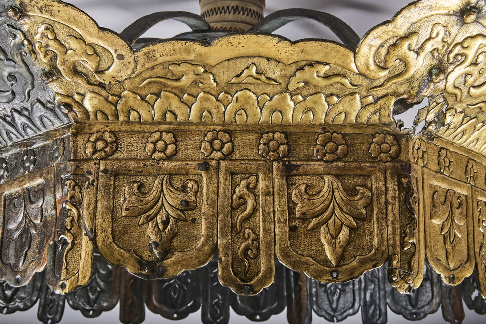 월정사 팔각구층석탑 윗부분 금속 장엄물의 핵심으로 꼽히는 보개의 표면 세부. 팔메트 혹은 여의두문으로 불리우는 고사리 모양의 무늬와 구름무늬, 연꽃과 산의 무늬 등이 두들겨 모양을 내는 타출기법으로 표현되어 있다. 월정사 성보박물관 제공