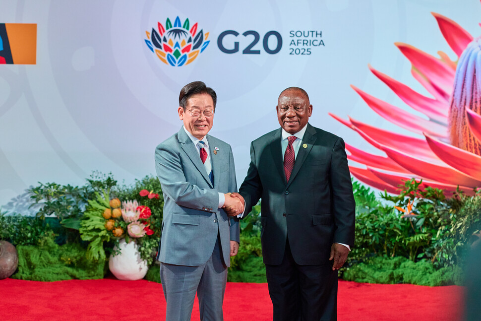 이재명 대통령이 22일(현지시간) 주요 20개국(G20) 정상회의가 열린 남아프리카공화국 나스렉 엑스포센터에서 영접을 나온 시릴 라마포사 남아공 대통령과 악수하고 있다. 연합뉴스