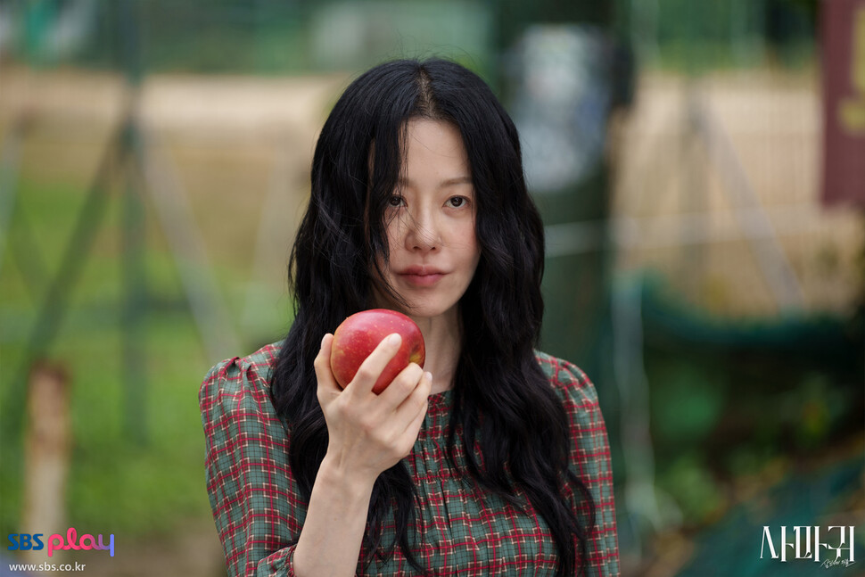 ‘사마귀: 살인자의 외출’의 연쇄살인범 정이신은 아버지에게 성폭력을 당하고, 남편에게 지속적인 폭력을 당하던 끝에 남편을 살해한 뒤 연쇄살인을 이어간다. SBS 제공