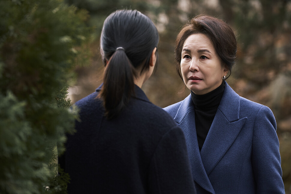 희수의 시어머니이자 가정폭력을 주제로 대중 강연을 하는 여성학자 고정숙은 아들이 며느리를 상습적으로 폭행한다는 걸 알면서도 묵인한다. 넷플릭스 제공