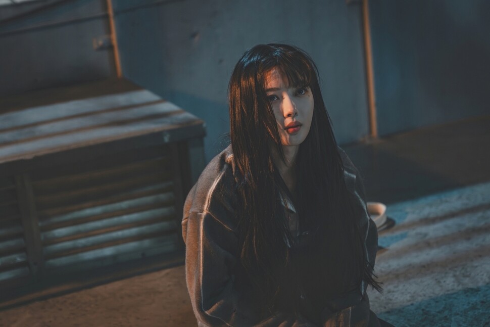 ‘친애하는 엑스(X)’에서 백아진은 살인을 통해 어린 시절 폭력의 기억에서 해방되고자 한다. 티빙 제공