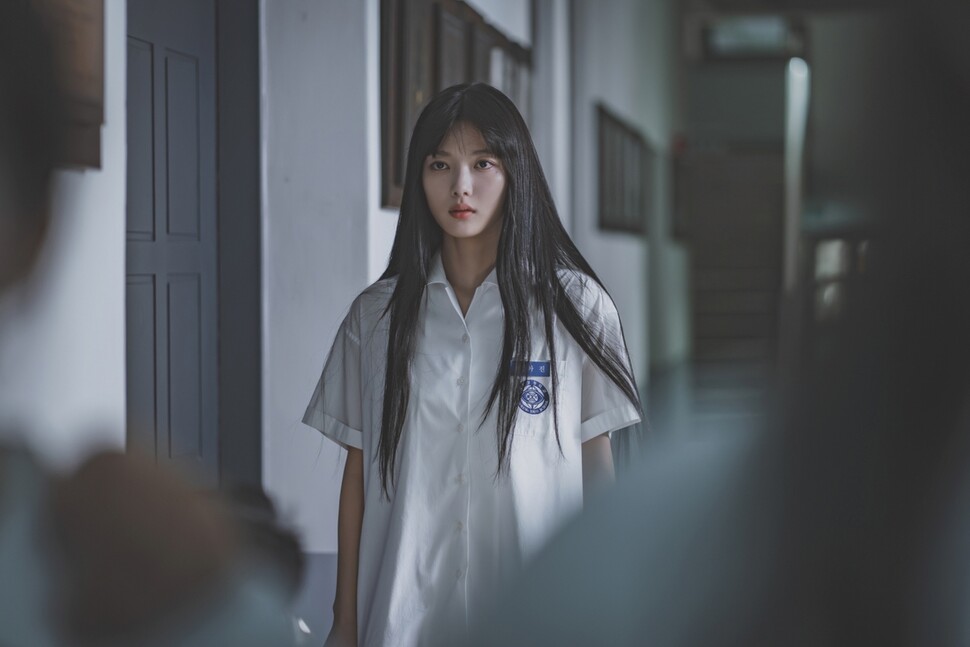 드라마 ‘친애하는 엑스(X)’에서 어머니의 학대와 아버지의 지속적인 폭력을 당하며 성장한 백아진은 사이코패스 성향을 보인다. 티빙 제공