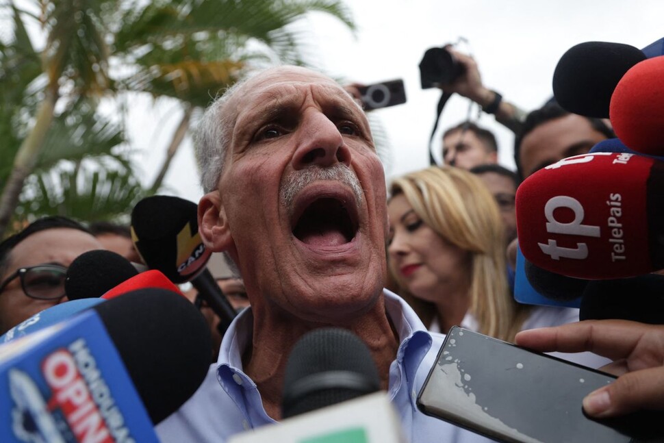 2025년 11월30일 온두라스 수도 테구시갈파에서 보수 국민당 대선 후보 나스리 아스푸라가 투표에 앞서 기자들의 질문에 답하고 있다. AFP 연합뉴스