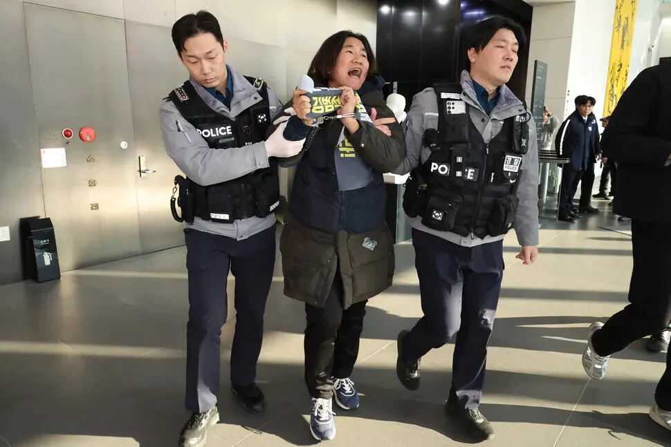 Police arrest members of the Coupang distribution center union after they jumped gates and attempted to speak to CEO Park Dae-jun during a surprise demonstration at the e-commerce giant’s headquarters in Seoul’s Songpa District on Dec. 10, 2025. (Kim Young-won/Hankyoreh)