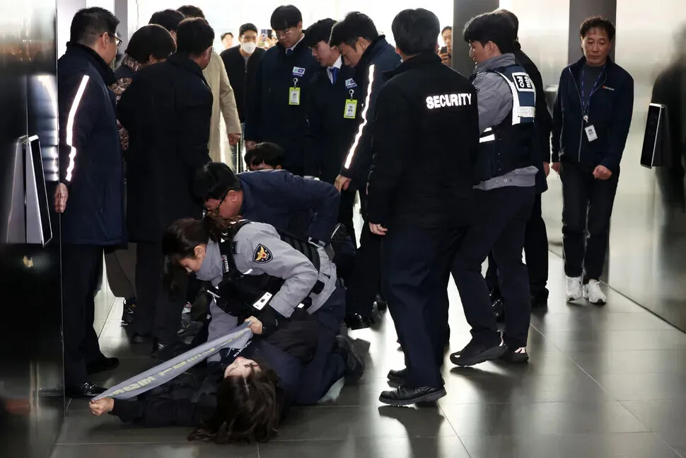 Police arrest members of the Coupang distribution center union after they jumped gates and attempted to speak to CEO Park Dae-jun during a surprise demonstration at the e-commerce giant’s headquarters in Seoul’s Songpa District on Dec. 10, 2025. (Kim Young-won/Hankyoreh)