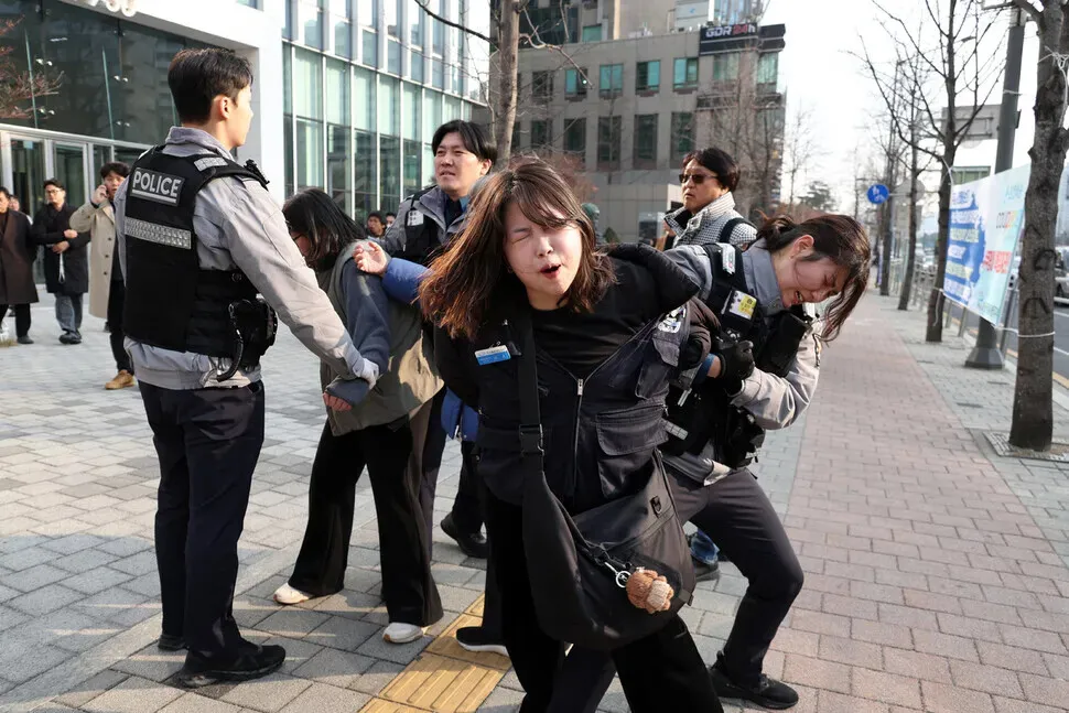 Police arrest members of the Coupang distribution center union after they jumped gates and attempted to speak to CEO Park Dae-jun during a surprise demonstration at the e-commerce giant’s headquarters in Seoul’s Songpa District on Dec. 10, 2025. (Kim Young-won/Hankyoreh)