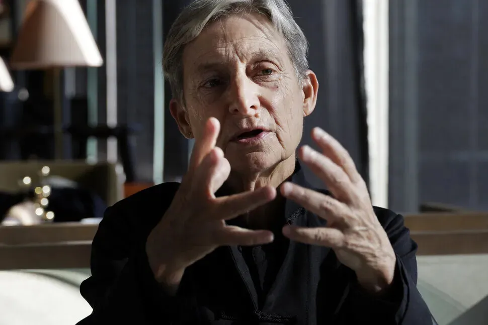 Gender theorist and political philosopher Judith Butler speaks to the Hankyoreh21 in Seoul on Dec. 4, 2024. (Kim Myoung-jin/Hankyoreh)