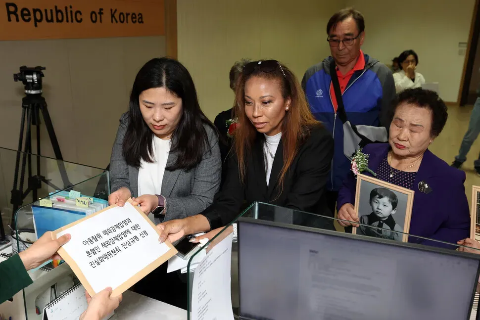 Meeky Woo Flippen submits a request for a fact-finding investigation regarding forced overseas adoption of mixed-race children to the Truth and Reconciliation Commission in Seoul on May 8, 2026. (Kim Young-won/Hankyoreh)
