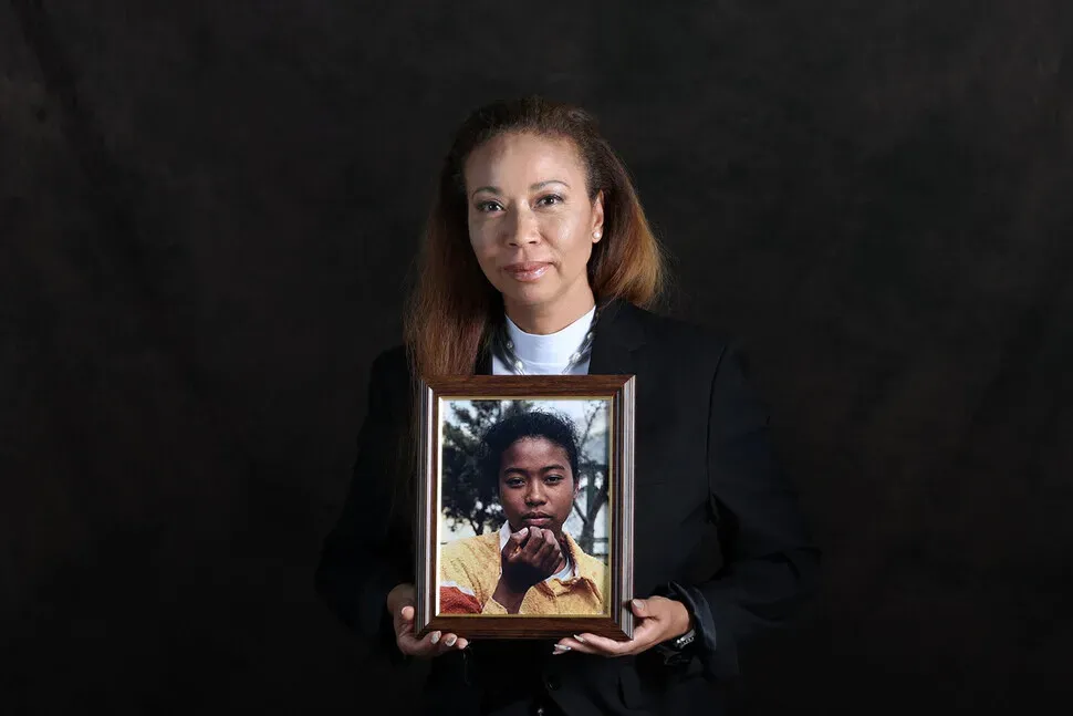 Meeky Woo Flippen holds up a photo of herself from the age of around 14 at “St. Vincent’s Home for Amerasian Children.” Her older sister had been adopted abroad after an adoption worker told her she would be free of want there. When their mother learned that Meeky’s older sister was being abused by her adoptive family, she fell ill and died, leaving Meeky an orphan. The rampant sexual abuse of children at St. Vincent’s Home was something Meeky learned firsthand while living there until being sent to the US. (Kim Young-won/Hankyoreh)