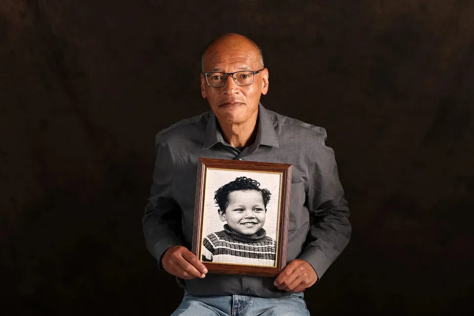 Simon Hokwerda holds up a photo of himself when he was around 4 years old, taken around the time he was sent to the Netherlands for adoption. His mother worked at the club while raising Simon and his brother on her own. Simon learned when he visited his hometown of Paju, Gyeonggi Province, that her landlord sent him for adoption to the Netherlands in 1970 because his mother had failed to pay the rent and childcare fees on time. (Kim Young-won/Hankyoreh)