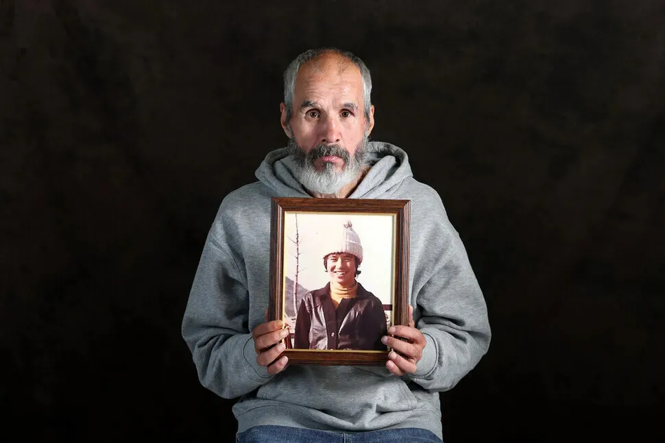 Oh Jae-gyeong holds up a photo of himself taken around the age of 13 at “St. Vincent’s Home for Amerasian Children” before he was sent to the US for adoption in 1980, his family having been pressured by social workers to put him up for adoption due to his mixed racial background. A day after he was issued a passport with the name “Jody Oh,” he was suddenly adopted. He later learned that “Oh Jae-gyeong” had been reported as dead. (Kim Young-won/Hankyoreh)