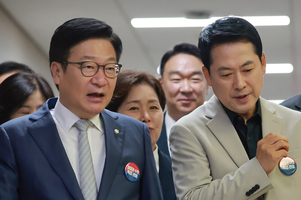 국민의힘 장동혁 대표(오른쪽)와 정점식 원내대표가 2026년 7월9일 국회에서 열린 최고위원회의에 참석하기 위해 회의실로 향하며 대화하고 있다. 연합뉴스