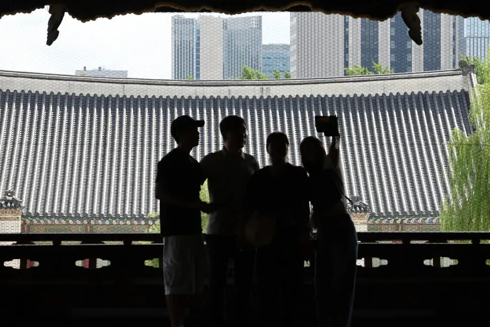 A family snaps a photo while on a special tour of Gyeonghoe Pavilion (Gyeonghoeru) at Gyeongbok Palace on Sept. 2, 2026. (Choi Hyeon-su/Hankyoreh)