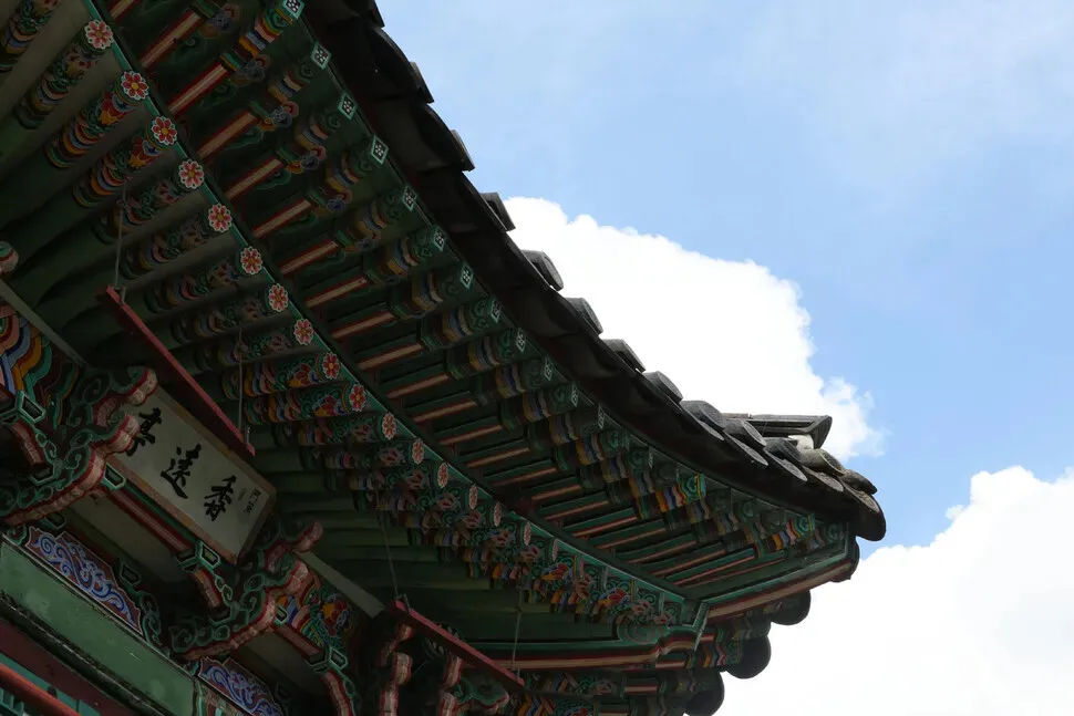 The sign for Gyeongbok Palace’s Hyangwon Pavilion was written by King Gojong himself. (Choi Hyeon-su/Hankyoreh)