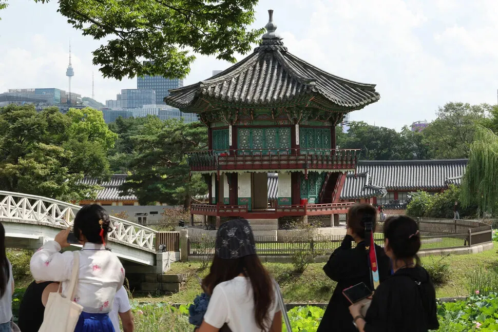 Palace-goers admire Gyeongbok Palace’s Hyangwon Pavilion on Sept. 2, 2026. (Choi Hyeon-su/Hankyoreh)