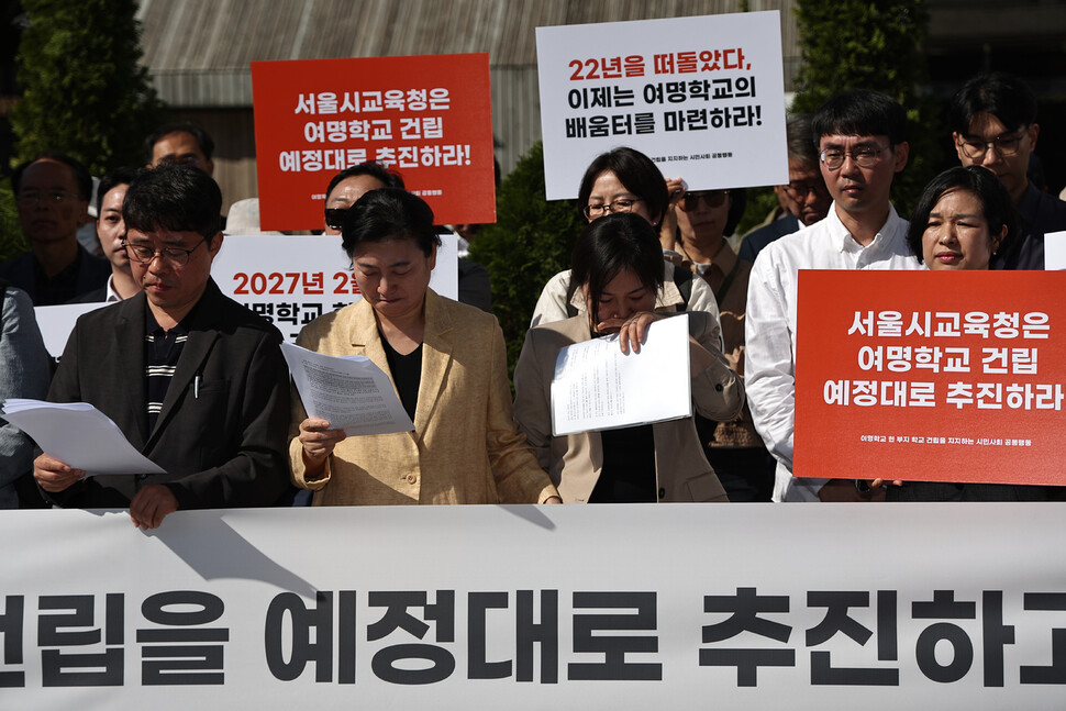 조명숙 교장(왼쪽 둘째)과 엄에스더 졸업생(사단법인 유니시드 대표)이 지지자들의 이야기를 들으며 손을 맞잡은 채 눈물을 흘리고 있다.