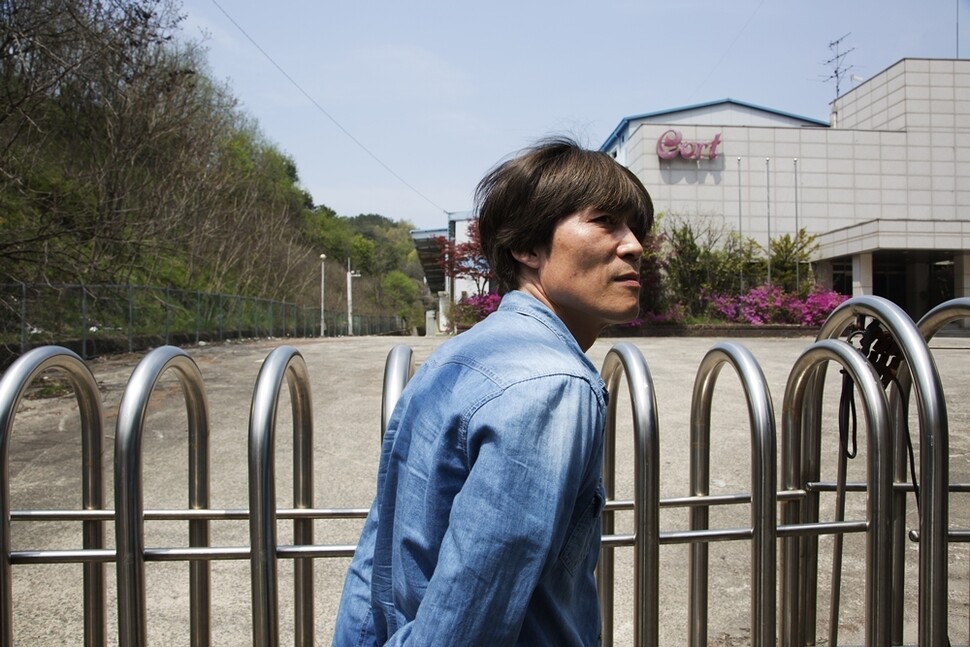 2015년 4월27일 대전 콜텍 공장 앞에선 콜트·콜텍 노동자 이인근씨.