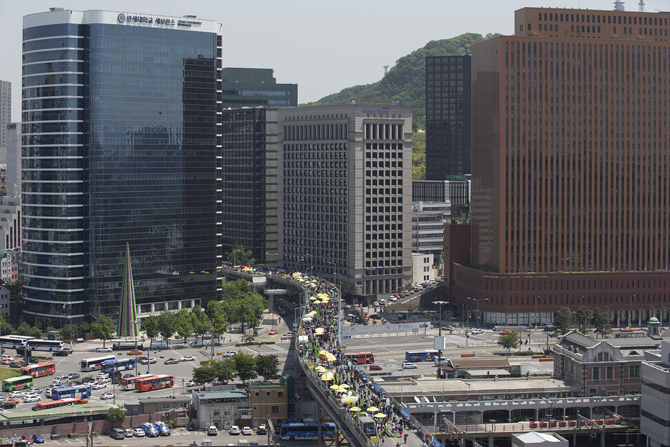 Citizens enjoy an event on May 10 to mark the opening of an elevated road at Seoul Station into a one-day walking and picnicking space for the public. (by Kim Seong-gwang