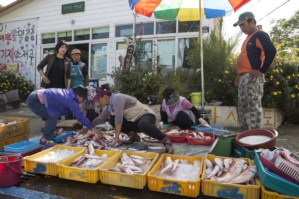 오전에 잡은 옥돔은 육지에서 들어온 주문량을 제외하고는 그날 다 팔려나간다.