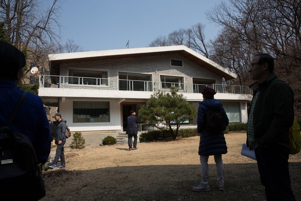 옛 안기부장 관저. 넓고 깨끗한 정원을 가진 2층 양옥집은 현재 ‘문학의 집’과 ‘산림문학관’이다.