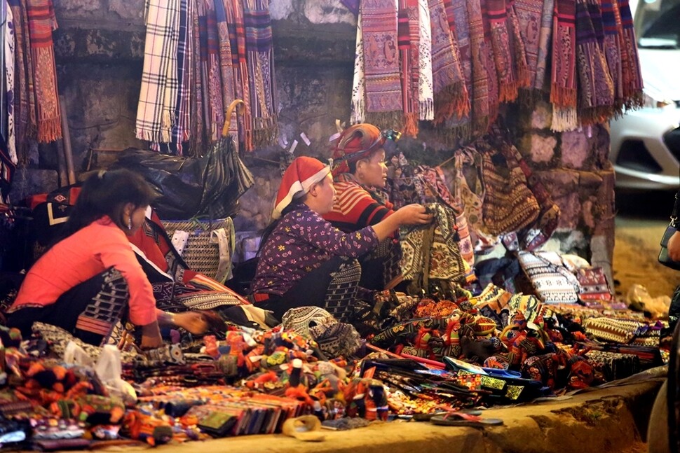 해발고도 1600ｍ에 자리잡은 사파에 밤이 오면 고산족들은 전통 천으로 만든 스카프 등을 관광객에게 팔기 위해 사파 광장을 둘러싸고 앉는다. 
