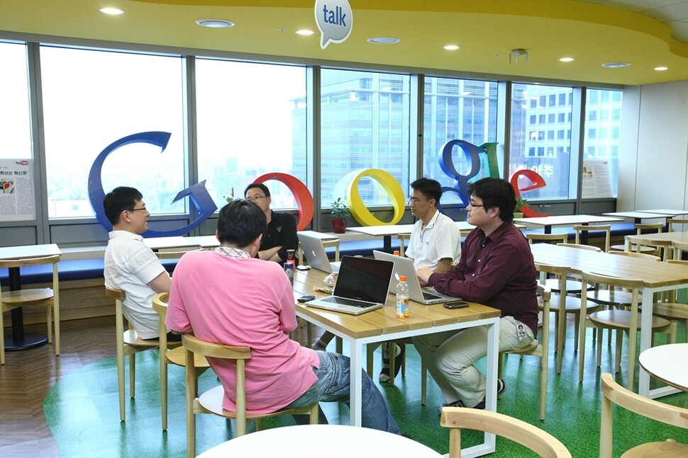 구글러 간 소통과 협력은 구글 혁신의 가장 큰 동력이다. 구글코리아 직원들이 2015년 여름 서울 강남 테헤란로에 있는 구글코리아 본사 카페테리아에서 팀 회의를 하고 있다. 구글코리아