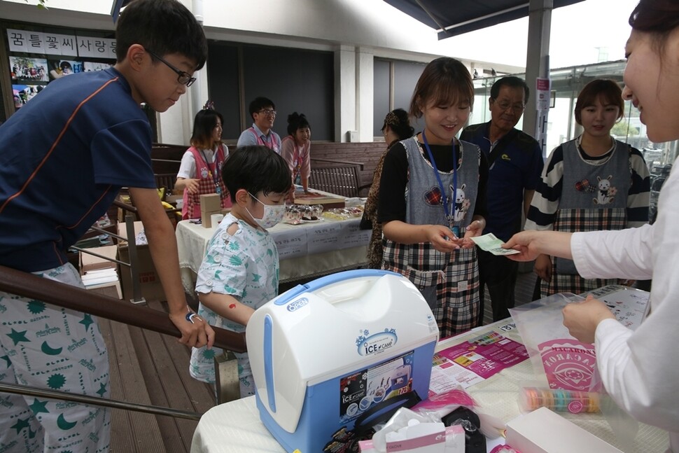 6월28일 서울 종로구 서울대어린이병원 ‘착한가게’에서 열린 꿈틀꽃씨 바자회·전시회 모습.