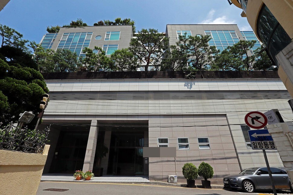 The villa in Seoul’s Nonhyeon neighborhood where videos released by Newstapa appeared to show Samsung chairman Lee Kun-hee soliciting prostitution. (by Park Jong-shik