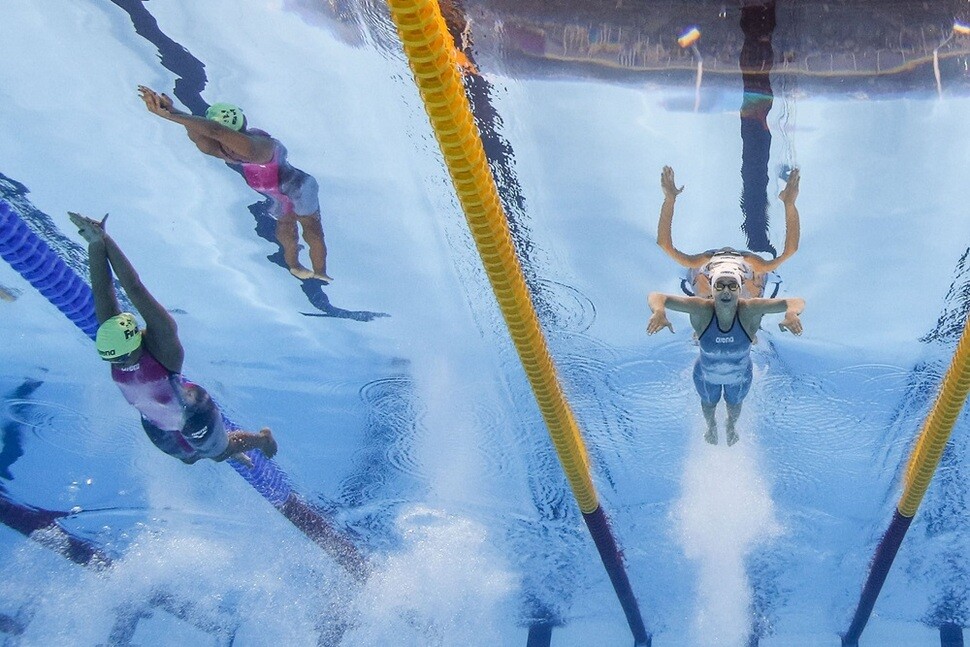 난민팀 수영선수 유스라 마르디니(오른쪽)는 시리아 출신이다. 2011년 3월 시리아 전쟁이 발발한 이후, 벌써 두 차례(2012년 런던, 2016년 리우데자네이루)의 올림픽이 열렸다. EPA 연합뉴스
