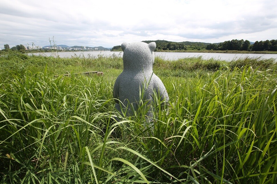 사람 키를 훌쩍 넘는 수풀로 뒤덮인 산책로를 헤집고 들어가자 곰 석상이 눈에 들어온다.