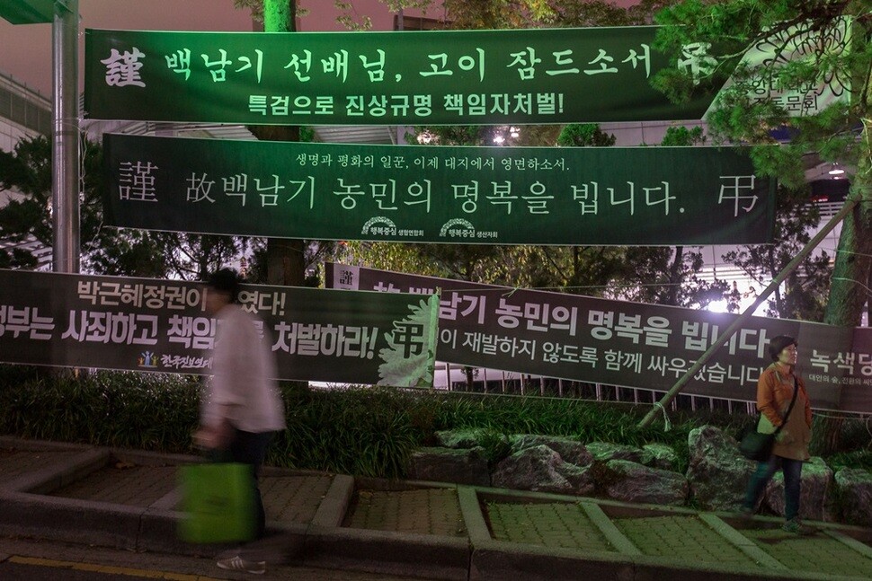 늦은 밤에도 장례식장에는 시민들의 발길이 이어졌고, 영안실 주변에서 잠을 자는 이들도 있었다.