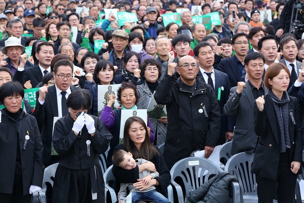 11월5일 오후 서울 광화문광장에서 열린 고인의 민주사회장 영결식.