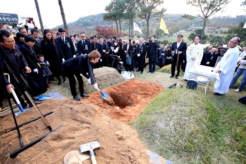 11월6일 오후 광주 망월묘지공원에서 엄수된 하관 의식. 부친의 묘에 흙을 덮는 큰딸 백도라지씨.