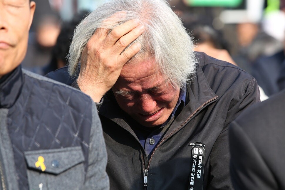 11월6일 오전 전남 보성군 보성역 앞 노제에서 한 주민이 고인의 죽음을 안타까워하고 있다.