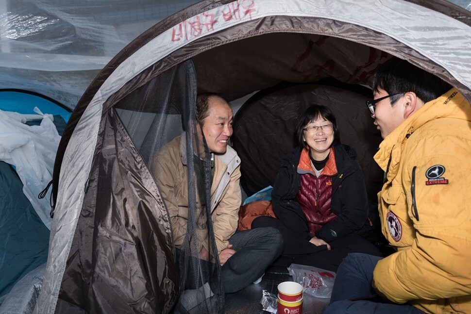 지하철 노동자 황철우, 해고노동자 김소연, 그래픽디자이너 오진호씨가 담소를 나눕니다. 