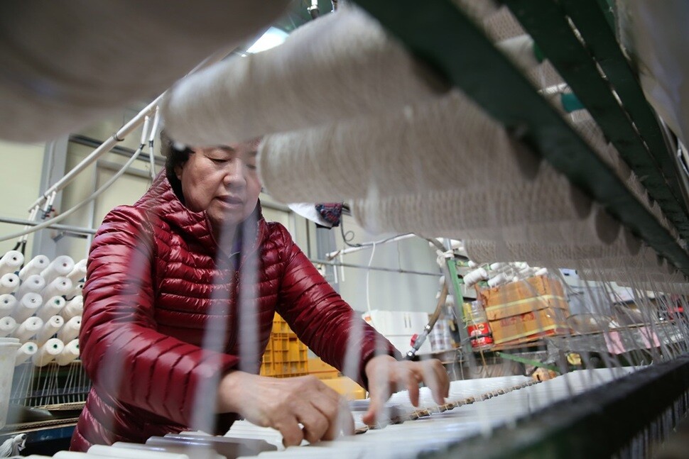 46년째 이어온 경북 경산시 매일양초 공장이 2017년에 문을 닫는다고 한다. 수지가 맞지 않는 탓이다. 