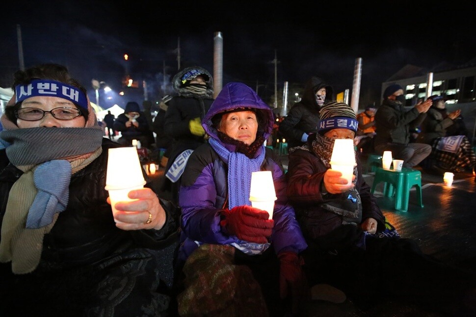 168일 동안 이어온 경북 성주 촛불집회가 12월27일 성주군청 앞에서 열렸다. 주민들은 7월부터 하루도 빠지지 않고 매일 저녁 촛불을 들었다. 
