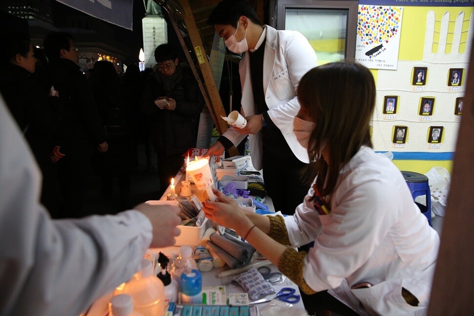 12월10일 7차 촛불집회. 광화문 세월호 천막에서 의료봉사자들이 시민들에게 양초를 나눠주고 있다.
