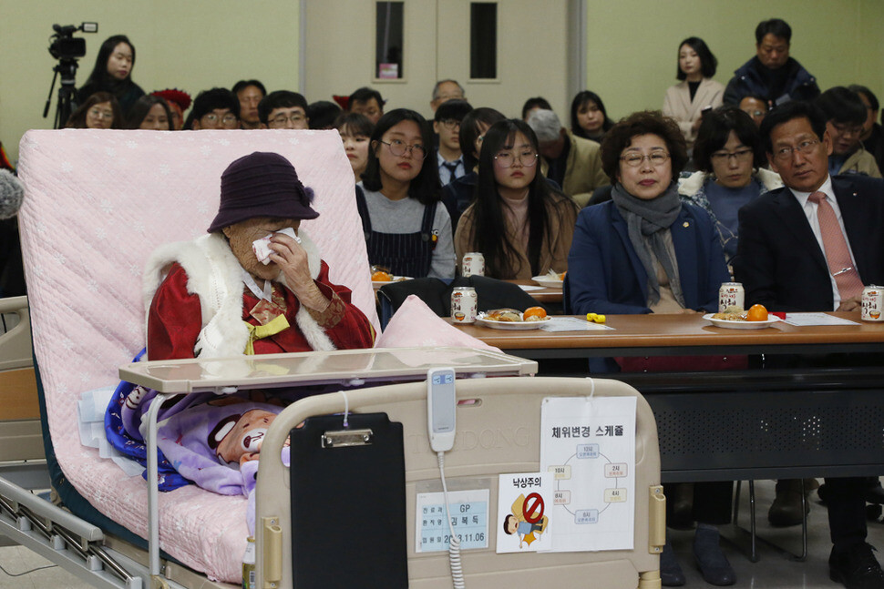 Former comfort woman Kim Bok-deuk wipes away a tear while watching a performance at 100th birthday party