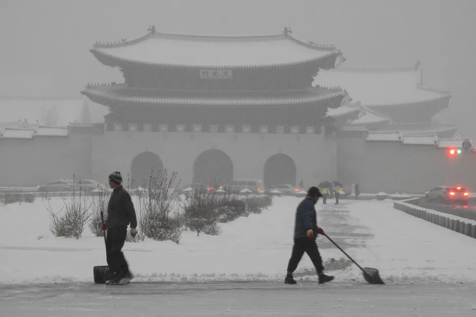 [Photo] Seoul’s first snow of the year
