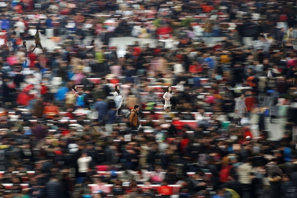 지난 1월25일 중국 상하이 기차역에서 탑승을 기다리는 승객들. 춘절 연휴에 베이징과 상하이의 귀성객은 수억 명이다.