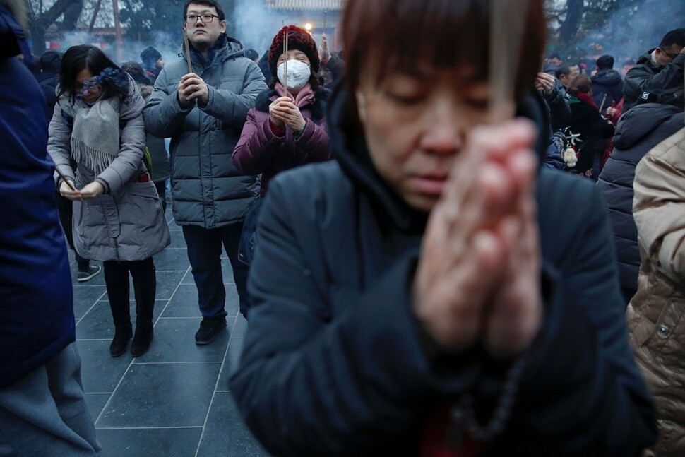 음력 1월1일(양력 1월28일) 라마교 사원인 베이징 옹허궁에서 향을 피우며 행운을 비는 사람들.