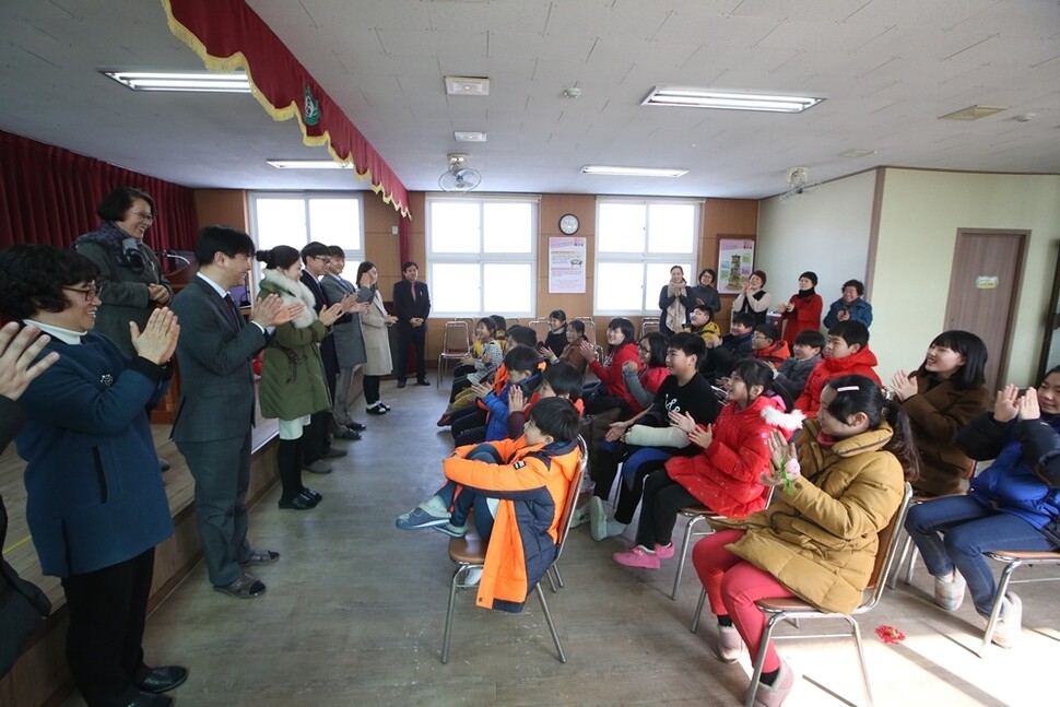 졸업식이 끝난 뒤에는 남은 재학생들과 교사들이 폐교식을 열었다.