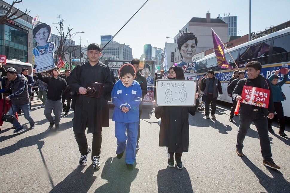 청와대까지 행진하던 시민들이 박근혜 구속을 촉구하는 퍼포먼스를 벌이고 있다.