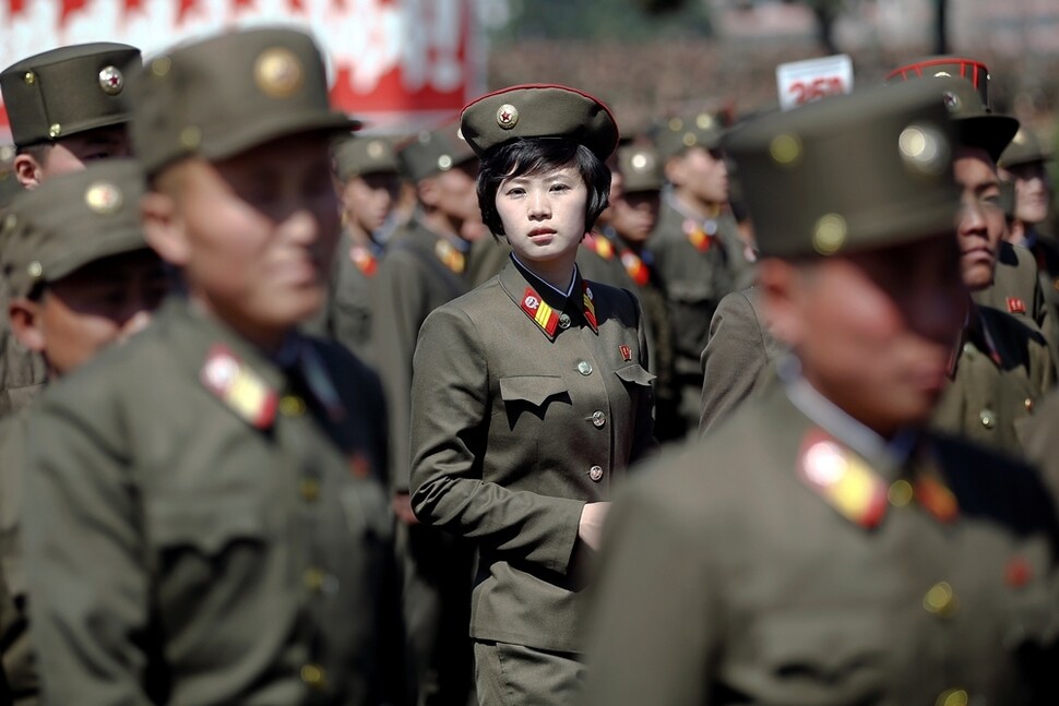 4월13일 여명거리 개장식을 마친 인민군들이 새로 지은 복합주택단지를 구경하고 있다.