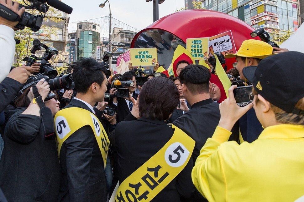 서울 신촌 거리 유세에서 지지자와 취재진에 둘러싸인 심 후보.
